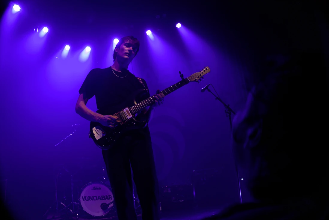 Fan staring at Vvundabar in purple light